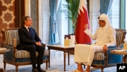 El secretario de Estado de Estados Unidos, Antony Blinken, se reúne con el emir de Qatar, el jeque Tamim bin Hamad al-Thani, en el Palacio Lusail en Doha, Qatar, el miércoles 12 de junio de 2024.