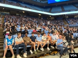 北卡罗莱纳大学教堂山分校2023年8月30日举行烛光守夜活动，悼念在数天前的枪击案中遇难的教授严资杰。