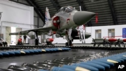 一架台灣幻影2000 噴射機停在台灣新竹空軍基地的機庫裡。（2023年1月11日）