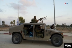 Las Fuerzas de Defensa de Israel recorren el recuperado kibutz Be'eri, a dos kilómetros de la Franja de Gaza, que fue atacado por Hamás el sábado 7 de octubre de 2023. [Fotografía: Alejandro Ernesto]