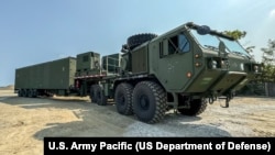 美國空軍 C-17“全球霸”運輸機在呂宋島卸載“堤豐”陸基機動導彈系統.。{ 圖片來源：美國太平洋陸軍司令部。}