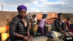 Wakimbizi wakifua nguo zao katika kambi ya Dzaleka. Picha na Amos Gumulira / AFP.