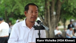 រូបឯកសារ៖ លោក រ៉ុង ឈុន ថ្លែងក្នុងពិធីបង្សុកូលរំឮកវិញ្ញាណ​ក្ខន្ធ​ជនរងគ្រោះ​​របបខ្មែរក្រហមនៅ​សារមន្ទីរជើងឯក​ថ្ងៃ​ទី​១៧មេសា​​២០២៣។ (កាន់ វិច្ឆិកា/វីអូអេ)