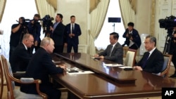 俄羅斯總統普京和俄羅斯聯邦安全會議秘書帕特魯舍夫與中國外交部長王毅和中國駐俄羅斯大使張漢暉在聖彼得堡舉行會談。（2023年9月20日）