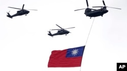 台湾总统赖清德就职典礼期间，直升机载着台湾青天白日旗飞过天空。（2024年5月20日）