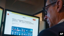 Clint Watts, presidente de Miburo, una firma de investigación que rastrea las operaciones de desinformación en el extranjero, trabaja en su escritorio en la sede de la empresa, el 15 de marzo de 2022, en Nueva York, EEUU.