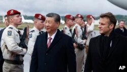 法國總統馬克龍與中國國家主席習近平在法國西南部的塔布機場檢閱法國軍人。 兩國領導人在比利牛斯山舉行一對一直接會談。（2024年5月7日）