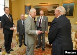 El rey Carlos de Gran Bretaña, junto con el maestro de la casa del rey, el vicealmirante Sir Tony Johnstone-Burt, durante una audiencia con los veteranos de la guerra de Corea en el Palacio de Buckingham, Londres, Gran Bretaña, el pasado 19 de marzo de 2024. [Foto: Reuters]