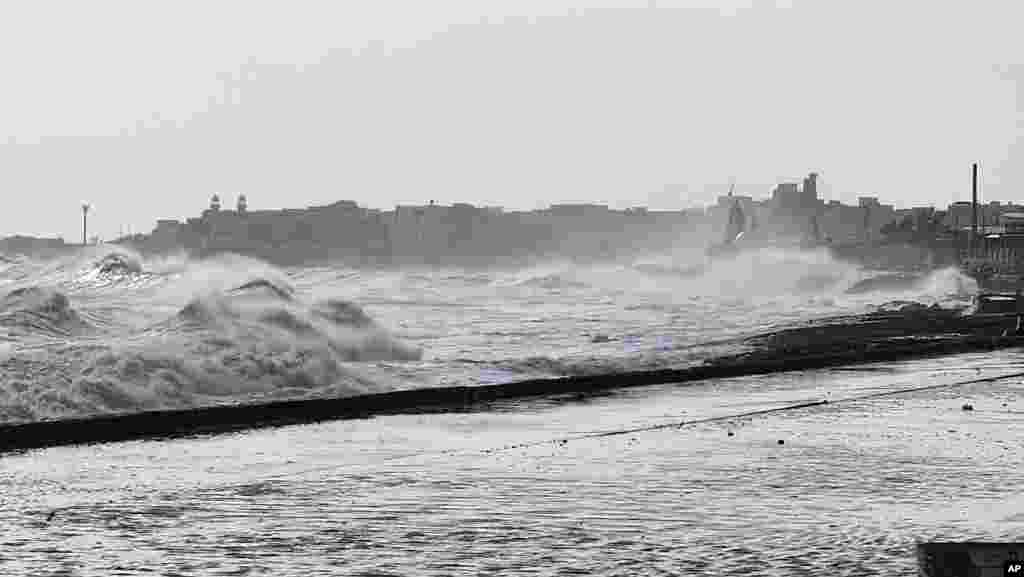 بحیرۂ عرب میں سمندری طوفان 'بپر جائے' تیزی سے پاکستان اور بھارت کے ساحلی علاقوں کی جانب بڑھ رہا ہے۔