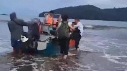 巴拿马国家边境服务队在海滩上救援中国偷渡客(巴拿马国家边境服务队提供)