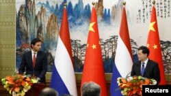 时任荷兰副首相兼外交大臣胡克斯特拉与时任中国外长秦刚2023年5月23日在北京举行联合记者会。（路透社）