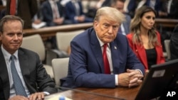 រូប​ឯសារ៖ អតីត​ប្រធានាធីបតីអាមេរិក​លោក Donald Trump​ ​បង្ហាញ​ខ្លួន​នៅ​ក្នុង​សវនាការ​មួយ​ក្នុង​តុលាការ​សង្កាត់ Manhattan ក្រុង New York (ញូវយ៉ក) សហរដ្ឋ​អាមេរិក កាល​ពី​ថ្ងៃ​ទី​៣ ខែ​តុលា ឆ្នាំ​២០២៣។