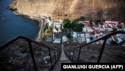 Vista de Jamestown, a capital de St Helena, território britânico no Atlântico Sul