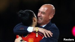 Jennifer Hermoso y Luis Rubiales se abrazan durante la entrega de premios del Mundial de fútbol femenino.