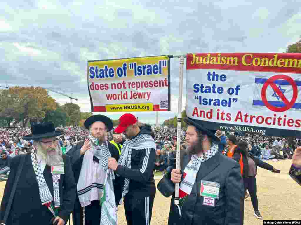 20 October 2023 - Washington'da Filistin'e destek mesajıyla düzenlenen eyleme katılan bir grup Yahudi "İsrail devleti dünyadaki Yahudi halkını temsil etmiyor" ve "Yahudilik, İsrail devletini ve onun zulmünü kınıyor" yazılı pankartlar taşıyor.
