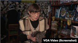 "Ці шкарпетки тепленькі дівчата передають для наших захисників, щоб їм було тепленько в ніжки", розповідає мешканка Стодульців Надія Куца