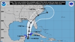 Los floridanos se preparan ante el embate del ahora huracán Idalia y se inician
algunas evacuaciones
