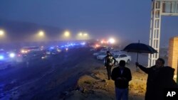 នៅក្នុងរូបថតផ្តល់ដោយទីភ្នាក់ងារសារព័ត៌មាន Moj យានយន្តសង្គ្រោះ​នានានៅ​ក្បែរទីតាំងដែល​គេសង្ស័យថា ​ឧទ្ធម្ភាគចក្រ​ដឹក​ប្រធានាធិបតីនិង​មន្ត្រី​ជាន់ខ្ពស់​នានាបានធ្លាក់​នៅភាគពាយ័ព្យ​អ៊ីរ៉ង់កាលពី​ថ្ងៃទី១៩ ខែឧសភា ឆ្នាំ២០២៤។ (Azin Haghighi/Moj News Agency via AP)