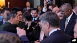 美國國防部長奧斯汀在新加坡出席香格里拉對話期間與中國國防部長李尚福握手。 （2023年6月2日）