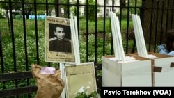 Через протест української громади, який був надісланий до мерії Нью-Йорка, організаторам ходи довелося перероблювати портрети, адже на них не мало бути жодної символіки