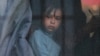 Un niño mira por la ventana de un autobús mientras los civiles evacuados de la región ucraniana de Jersón, controlada por Rusia, llegan a una estación de tren local, en la ciudad de Dzhankoi, en Crimea, Ucrania, el 2 de noviembre de 2022.