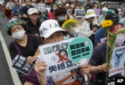 台灣立法院就改革草案舉行投票之際，支持民進黨反對國會改革法案的抗議民眾聚集在立法院外。(2024年5月28日)