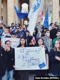 რუსთაველის გამზირი, პარლამენტის შენობის მიმდებარე ტერიტორია.