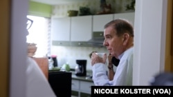 El candidato presidencial venezolano Edmundo González recibió a la VOA en su casa, en Caracas, antes de su primer mitin.