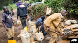 Mchimba madini katika eneo la wachimbaji wadogowadogo huko Kalimbi kaskazini mwa Bukavu, Machi 30, 2017. Picha na GRIFF TAPPER / AFP. 