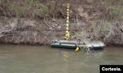 En la imagen aparece el bote en el que llegaron dos ciudadanos cubanos a Rumanía el 3 de abril de 2024, cuando fueron detenidos por la policía de fronteras. [Foto: Cortesía de la Policía de Rumanía]