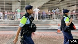 香港民主派初選47人案，戴耀廷等被定罪被告6月25號開始出庭求情，大批市民在西九龍裁判法院排隊輪候旁聽席，警方加強警力巡邏。(美國之音照片)