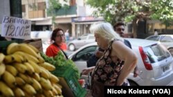 Mabel Germino, una pensionada de 80 años, en una frutería de Buenos Aires antes de los anuncios económicos