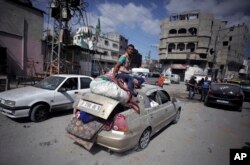 Arhiv - Palestinci beže tokom primirja u Gazi 2014. godine. (Foto: AP/Khalil Hamra)