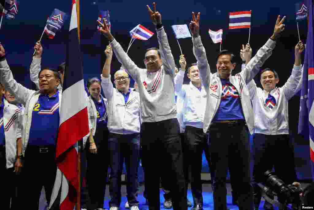 នាយករដ្ឋមន្ត្រីថៃលោក Prayut Chan-ocha និងជាបេក្ខជននាយករដ្ឋមន្ត្រីរបស់គណបក្សថៃរួបរួមជាតិ អមដោយសមាជិកបក្សផ្សេងទៀតក្នុងព្រឹត្តិការណ៍ធ្វើយុទ្ធនាការមួយ មុនថ្ងៃបោះឆ្នោត នៅទីក្រុងបាងកក ប្រទេសថៃ កាលពីថ្ងៃទី ១២ ខែឧសភា ឆ្នាំ ២០២៣។ 