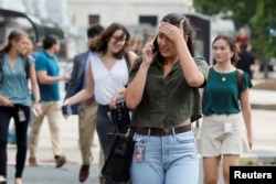 Personal del Senado de EEUU es evacuados bajo supervisión policial después de que un reporte no confirmado de un tirador activo provocara el cierre de edificios en los alrededores del Capitolio, el 2 de agosto de 2023.
