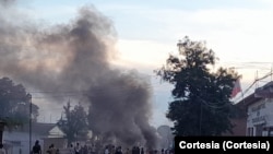 Queima de pneus em manifestação contra morte de um garimpeiro supostamente pela polícia em Cuango, Lunda Norte, Angola, 14 março 2024