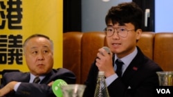 香港議會”籌委袁弓夷（圖左），和英國港僑協會創辦人鄭文傑（圖右）在星期二（8月1日）於倫敦出席有關籌組香港議會的記者會。（美國之音/鄭樂捷）