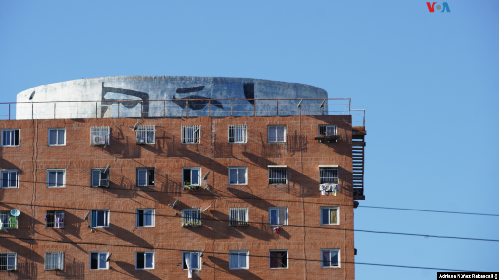  El 2 de febrero de este año se cumplen 25 años de la llegada del chavismo al poder. A pesar de la muerte, en 2013, de su líder, Hugo Chávez, la imagen del expresidente se mantiene en espacios públicos de toda Venezuela. 