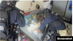 Cảnh sát Đài Loan ập vào bắt giữ các nghi phạm (Ảnh do văn phòng Công tố viên huyện Văn Lâm cung cấp, được chụp lại từ màn hình CNA).