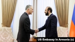 ԱՄՆ պետքարտուղարության Կովկասյան բանակցությունների հարցերով ավագ խորհրդական Լուիս Բոնոն հանդիպումը ՀՀ արտգործնախարար Արարատ Միրզոյանի հետ