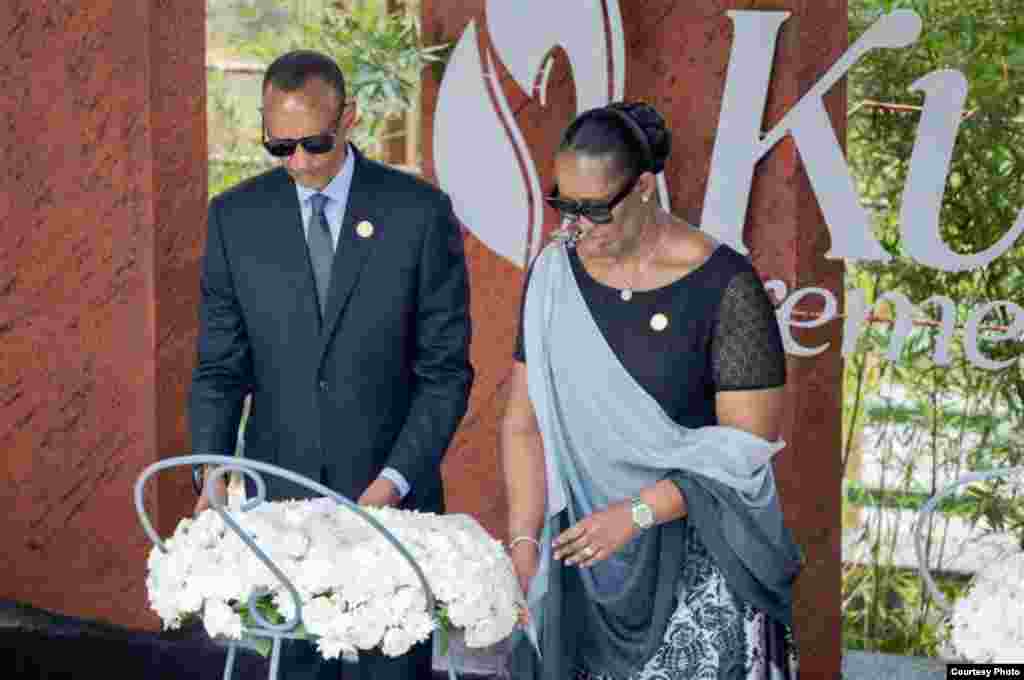 Rais wa Rwanda Paul Kagame na Mkewe Jeannette Kagame wakiweka shada la maua. 