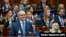 Mandatar za sastav Vlade Miloš Vučević čita ekspoze u Skupštini, 1. maj 2024. (AP Photo/Darko Vojinovic)