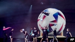 Artistas bailan durante la ceremonia del sorteo de la Copa América de fútbol, el jueves 7 de diciembre de 2023, en Miami. (Foto AP/Lynne Sladky)
