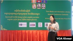 កញ្ញា ហុក លីដា គ្រូបង្ហោលនៃអក្ខរកម្មប្រព័ន្ធផ្សព្វផ្សាយ ថ្លែងនៅក្នុងកម្មវិធីសន្និសីទលើកទី៣ស្តីអំពីបណ្តាញអក្ខរកម្មប្រព័ន្ធផ្សព្វផ្សាយ និងព័ត៌មានកម្ពុជា ក្នុងរាជធានីភ្នំពេញ នាថ្ងៃទី២៦ ខែតុលា ឆ្នាំ២០២៣។ (ស៊ឹម ចាន់សំណាង/វីអូអេ)