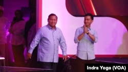 Pasangan calon presiden dan wakil presiden Prabowo Subianto dan Gibran Rakabuming Raka menghadiri Debat Kedua Cawapres Pemilu 2024 pada Jumat (22/12) di Jakarta (VOA/Indra Yoga)
