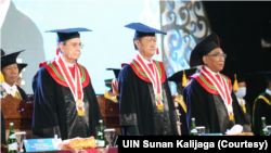 Kardinal Miguel Ángel Ayuso Guixot dari Vatikan, tokoh Muhammadiyah, Sudibyo Markus, dan Ketua PB NU Yahya Cholil Staquf menerima gelar doktor honoris causa dari UIN Sunan Kalijaga Yogyakarta, Senin (13/2). (Foto: Humas UIN Sunan Kalijaga)