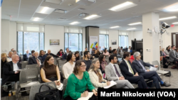 Во повеќе од 60 држави во светот се закажани избори годинава. Експертите гледаат голем предизвик во користењето на дигиталната технологија, која може да има решавачка улога во исходот на гласањето, а со тоа и на демократијата. 