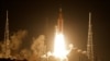 El cohete lunar de próxima generación de la NASA, el Space Launch System (SLS) con la cápsula de tripulación Orión, despega del complejo de lanzamiento 39-B en la misión no tripulada Artemis I a la luna en Cabo Cañaveral, Florida, EEUU, el 16 de noviembre de 2022.