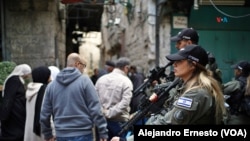 Más de 30.000 policías han sido desplegados en Jerusalén durante el primer viernes del Ramadán, la mayoría de ellos en la Ciudad Vieja, donde se encuentra la explanada de las Mezquitas, el tercer lugar más sagrado en el mundo para los musulmanes.