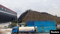 2023年3月30日，在中國江西省宜春市的一家鋰冶煉廠附近看到的一輛汽車。（路透社照片）